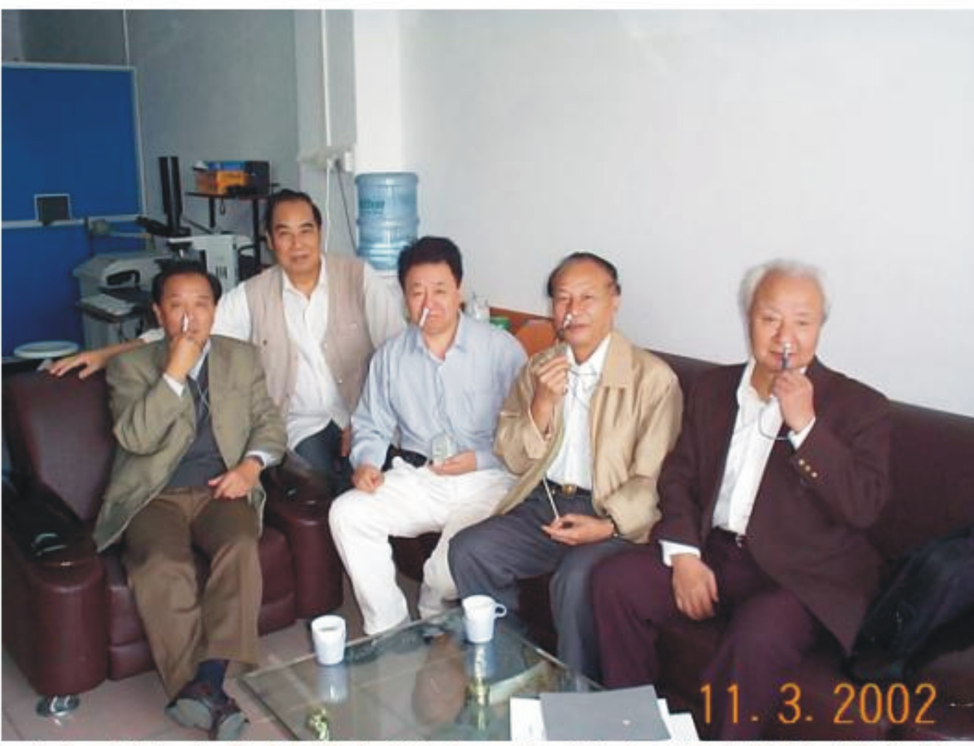 許叔祥教授（左一）楊子彬教授（右一）與岑烈芳教授（左二）合影留念。