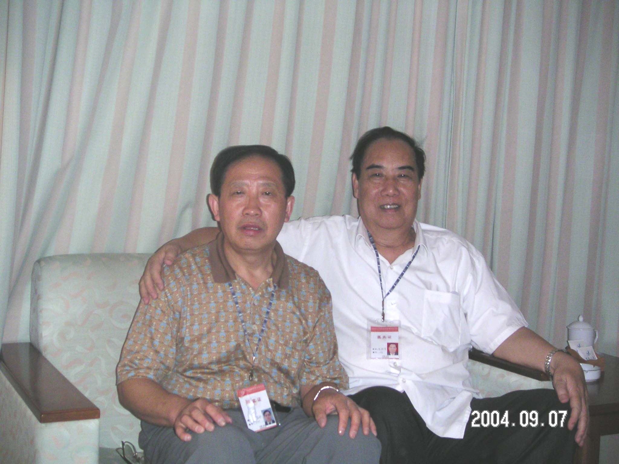北京工業(yè)大學(xué)原校長、中國工程院院士左鐵鏞教授（左）和岑烈芳教授合影