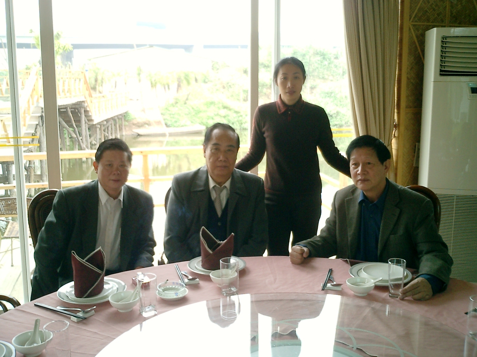 廣東省中醫(yī)藥亞健康專業(yè)委員會原主任、廣東省中醫(yī)藥學(xué)會原副會長鄺日建教授（右一）岑烈芳教授合影
